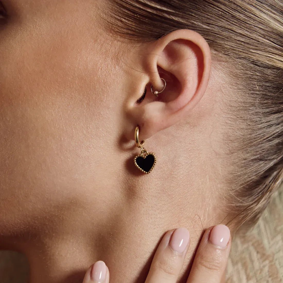 heart motiff earings - black