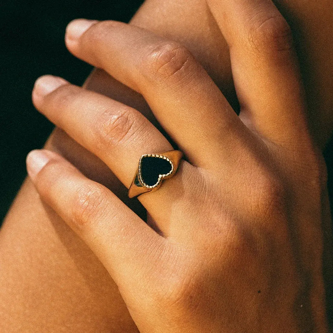Heart signet black