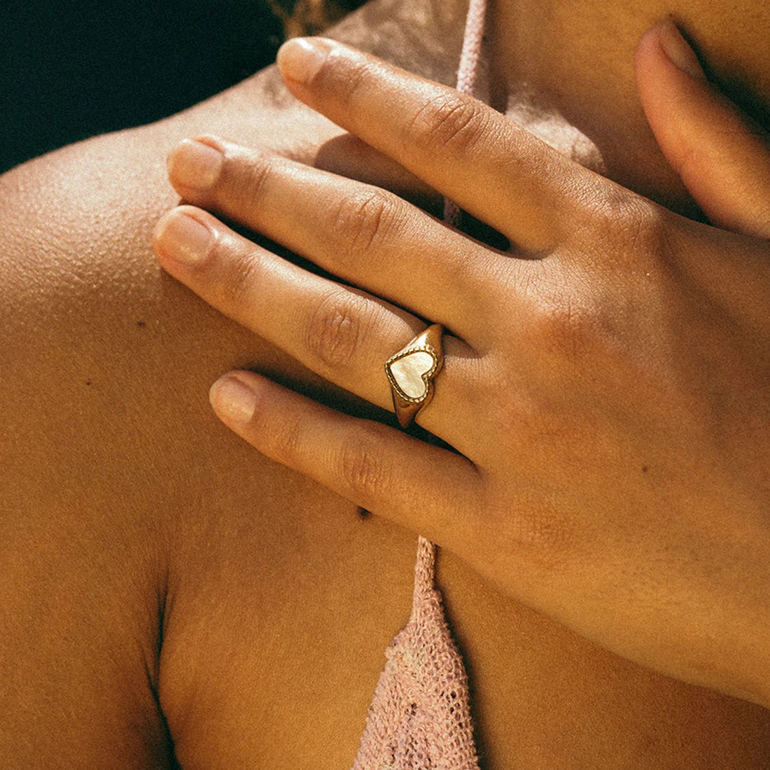 Heart signet ring white