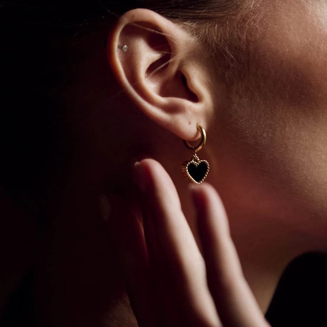 heart motiff earings - black